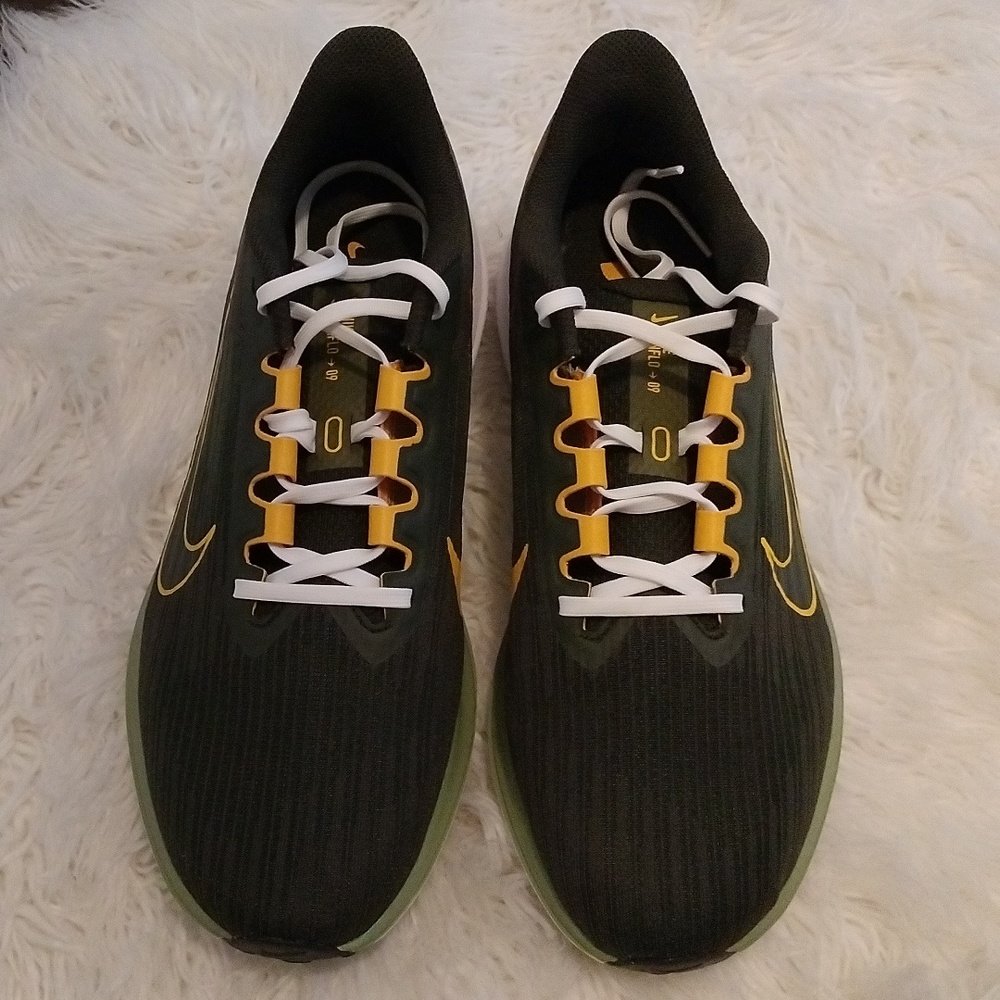 NWOT Men's Nike running shoes Sequoia/University Gold